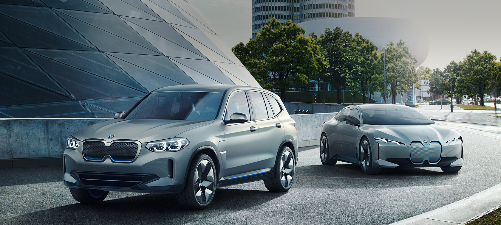 BMW Concept iX3 και BMW Vision iNEXT μπροστά από κτίριο Προοπτική BMW 2023, BMW Concept iX3 και BMW Vision iNEXT μπροστά από κτίριο