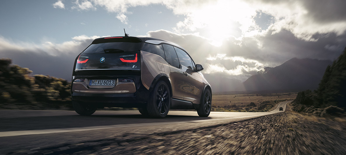 BMW i3s σε ορεινό σκηνικό BMW, παράδειγμα αυτονομίας, BMW i3s σε ορεινό σκηνικό, πίσω λήψη τριών τετάρτων