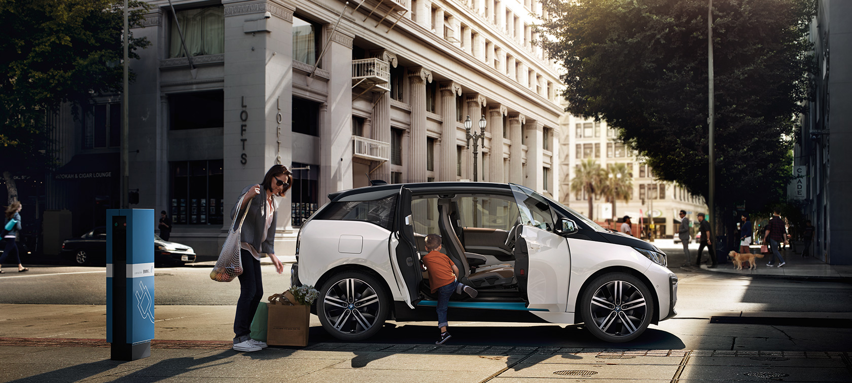 BMW i3 σε αστικό σκηνικό Αυτονομία BMW, BMW i3 σε αστικό σκηνικό με γυναίκα και παιδί