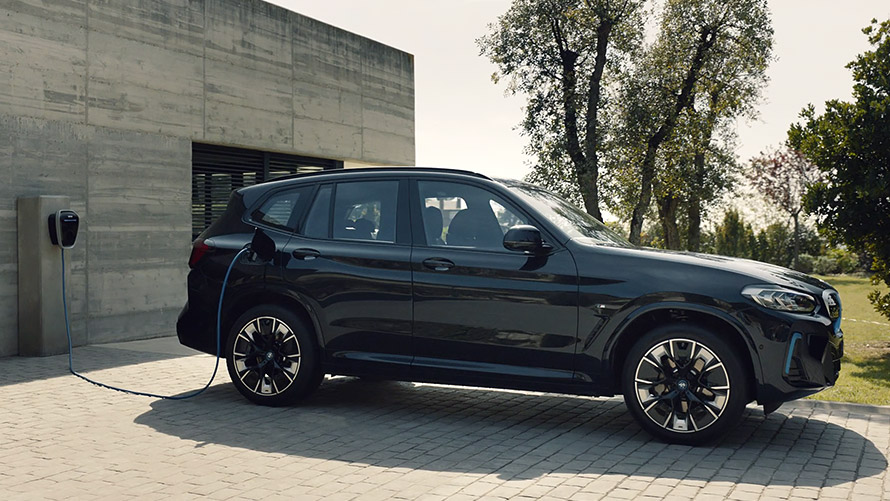 BMW ηλεκτρικά αυτοκίνητα, BMW iX3, φόρτιση στο σπίτι, video BMW ηλεκτρικά αυτοκίνητα, BMW iX3, φόρτιση στο σπίτι, video