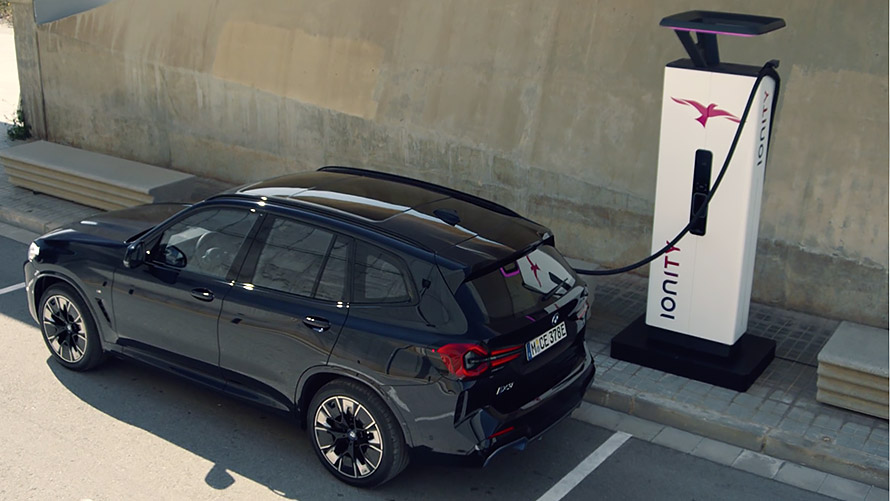 BMW ηλεκτρικά αυτοκίνητα, BMW iX3, δημόσια φόρτιση σε σταθμό φόρτισης υψηλής ισχύος, video BMW ηλεκτρικά αυτοκίνητα, BMW iX3, δημόσια φόρτιση σε σταθμό φόρτισης υψηλής ισχύος, video
