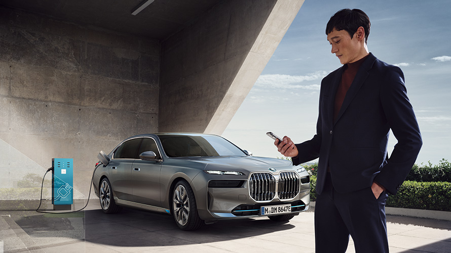 Connected Charging στην εφαρμογή My BMW Connected Charging στην εφαρμογή My BMW, φόρτιση BMW iX με γυναίκα