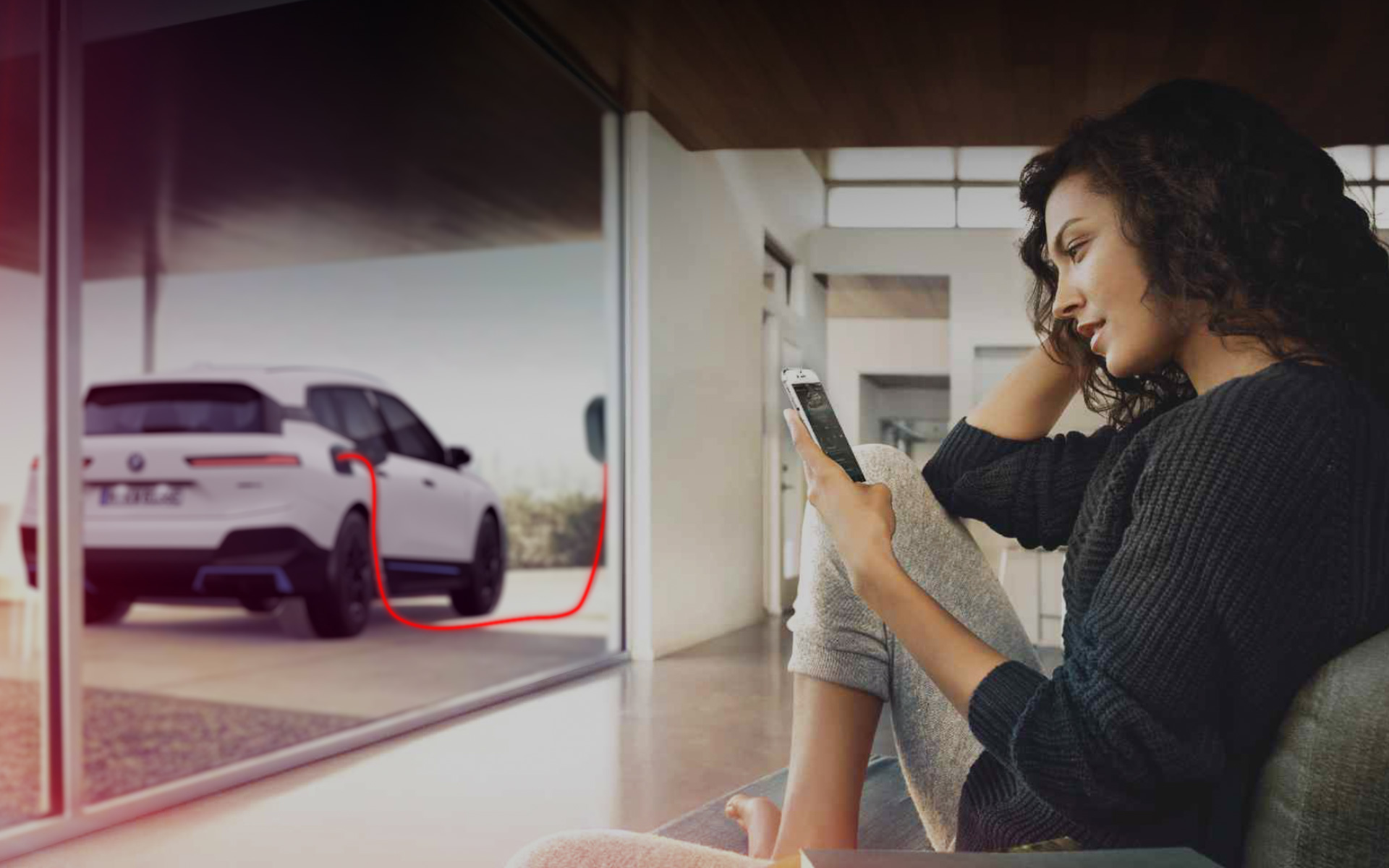 Φόρτιση στο σπίτι, BMW iX i20, Γυναίκα με Smartphone