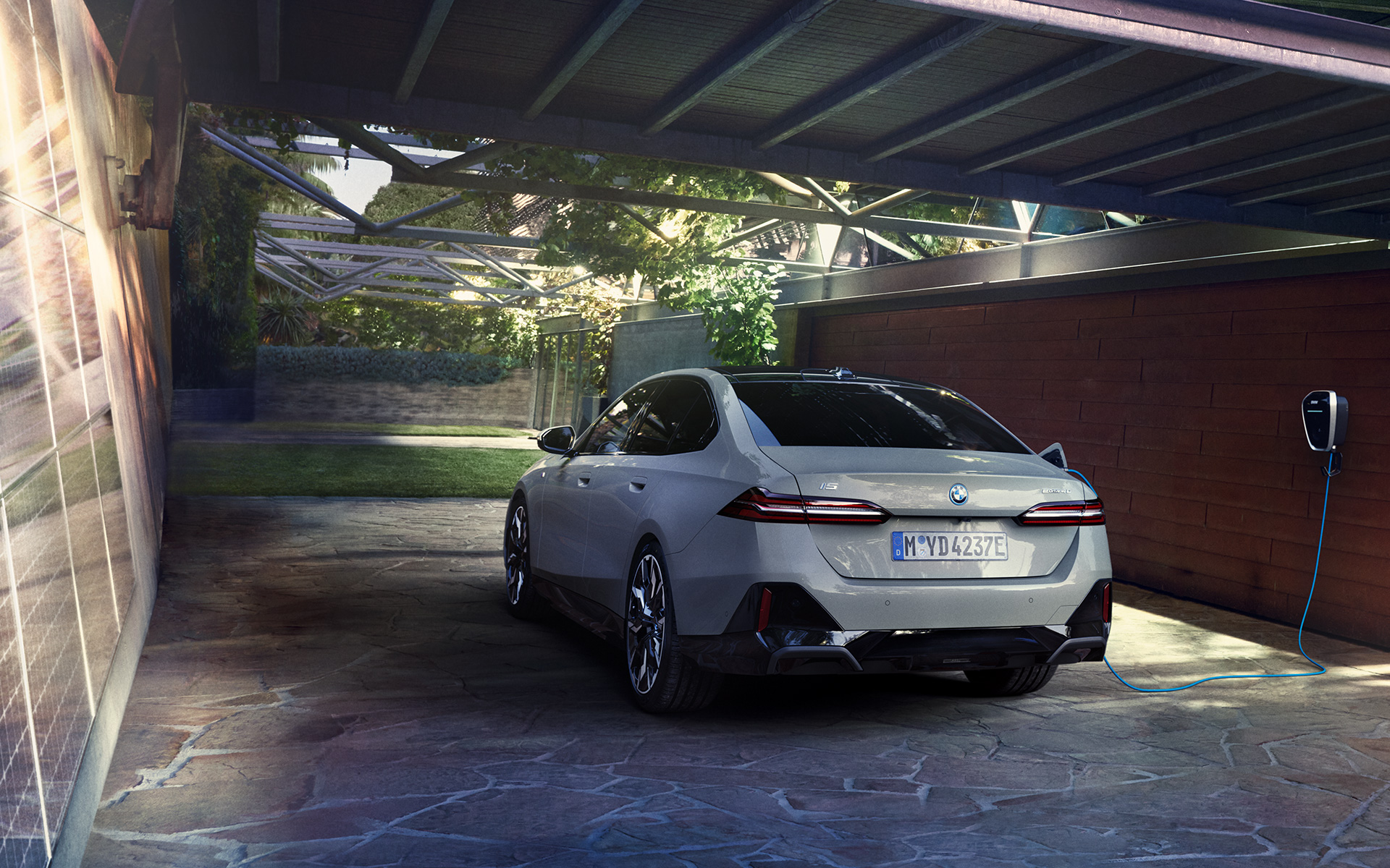 Οικιακή φόρτιση με ηλιακή ενέργεια, BMW i5 eDrive40, G60, πίσω λήψη 3/4