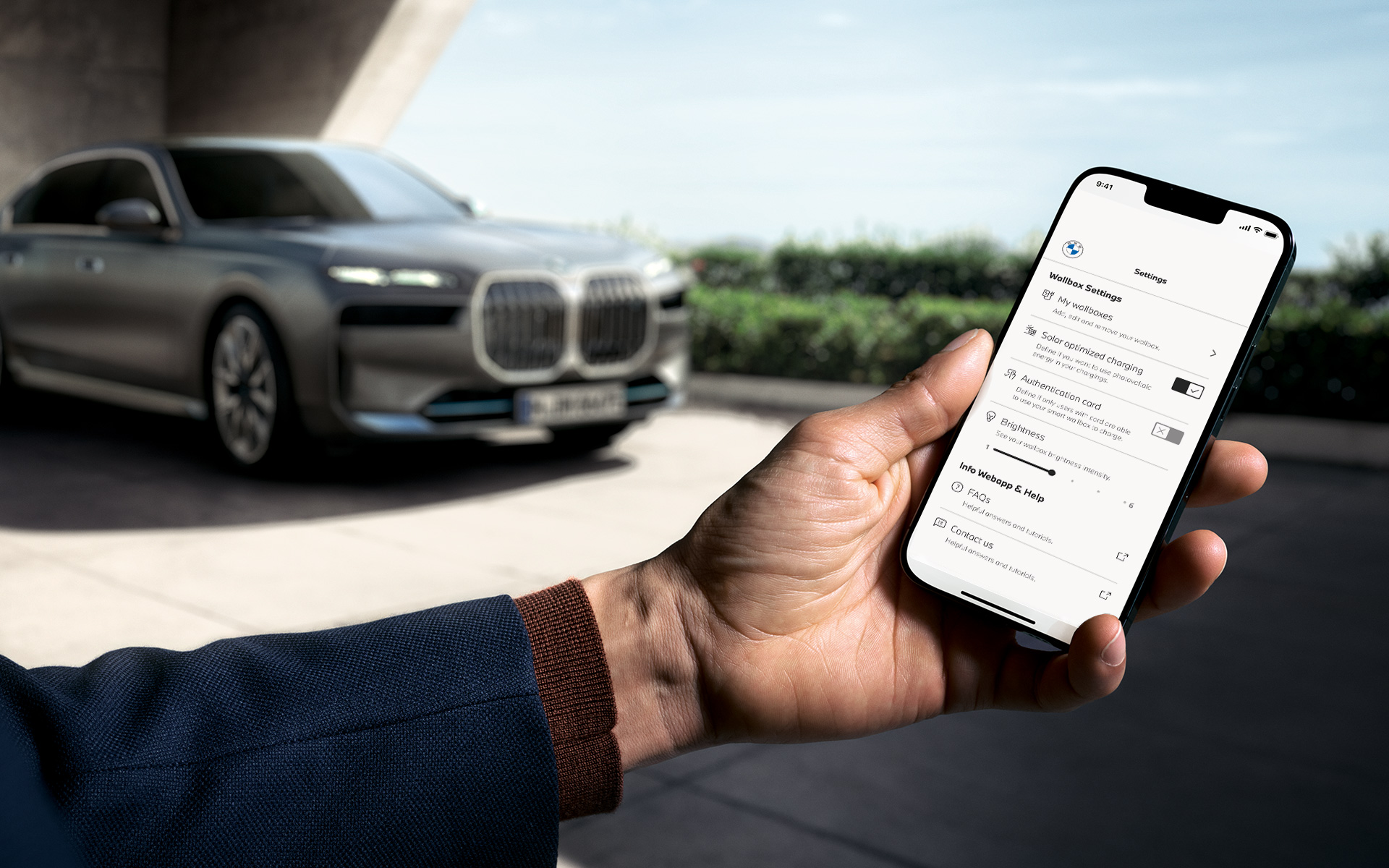 BMW i7, G70, smartphone σε πρώτο πλάνο που απεικονίζει την εφαρμογή My BMW
