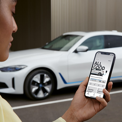 Connected Charging στην εφαρμογή My BMW, BMW i4 G26 με άτομο στο προσκήνιο