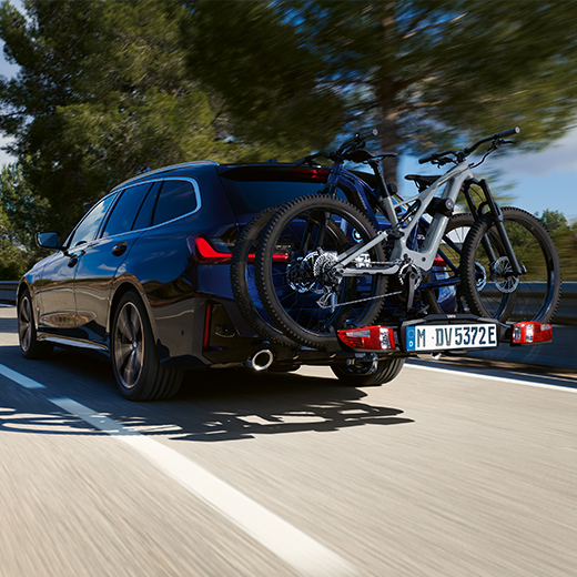 BMW Σειρά 3 Touring G21, PHEV, πίσω λήψη 3/4 με ποδήλατα, σε κίνηση