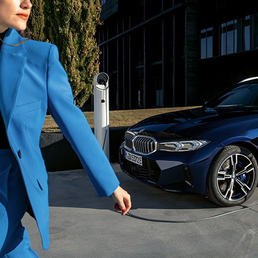Περίπτωση φόρτισης με BMW, γυναίκα περπατά στο προσκήνιο