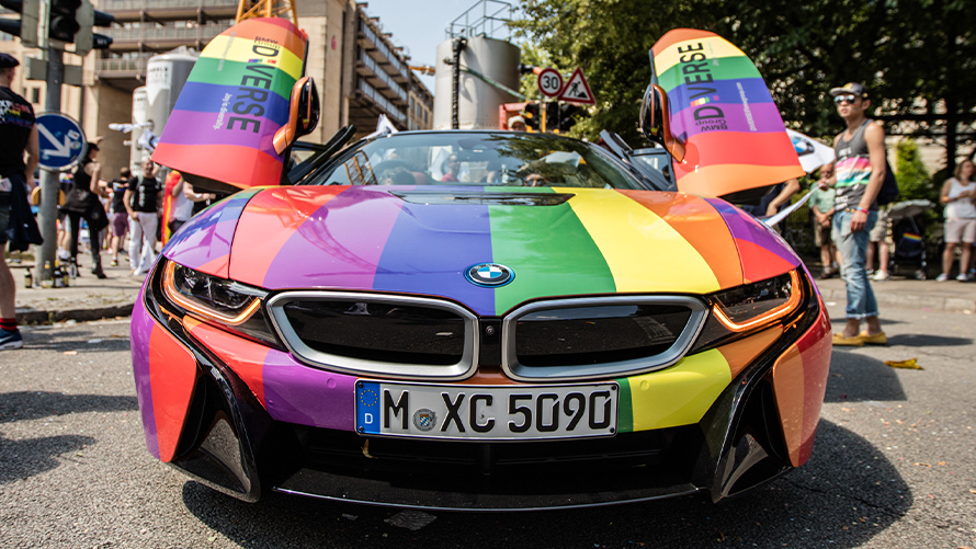 Διαφορετικότητα, BMW Βιωσιμότητα BMW Βιωσιμότητα, διαφορετικότητα, BMW ηλεκτρική, μπροστινή λήψη στα χρώματα του ουράνιου τόξου με ανοιχτές τις πόρτες.