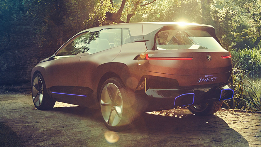 BMW Vision iNEXT μπροστά από δάσος BMW Vision iNEXT μπροστά από δάσος, μπροστινή λήψη τριών τετάρτων