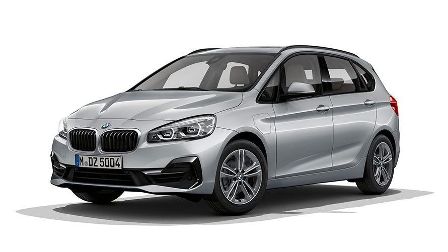 BMW 225xe Active Tourer, με τεχνολογία Plug-in Hybrid, μπροστινή λήψη τριών τετάρτων BMW 225xe Active Tourer, με τεχνολογία Plug-in Hybrid, μπροστινή λήψη τριών τετάρτων, σε στούντιο