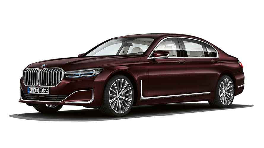 BMW 745e Sedan, Plug-in Hybrid, μπροστινή λήψη τριών τετάρτων BMW 745e Sedan, Plug-in Hybrid, μπροστινή λήψη τριών τετάρτων, σε στούντιο