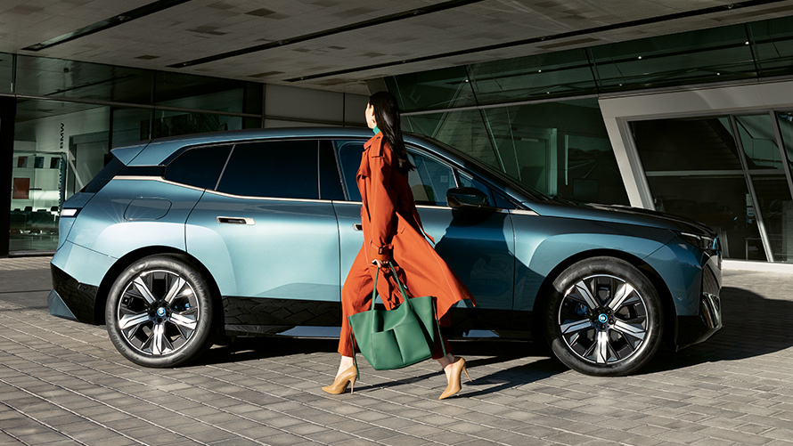 BMW Ψηφιακό Kλειδί, όφελος BMW Ψηφιακό κλειδί, όφελος, BMW iX i20, πλαϊνή λήψη με γυναίκα στο προσκήνιο