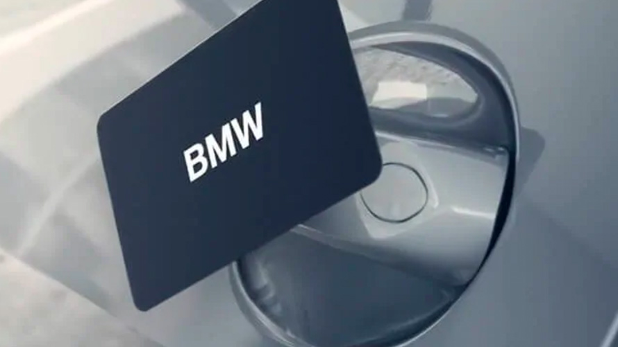 BMW Κάρτα Κλειδιού Άνδρας ανοίγει την BMW με την BMW Κάρτα Κλειδιού ως Ψηφιακό Κλειδί