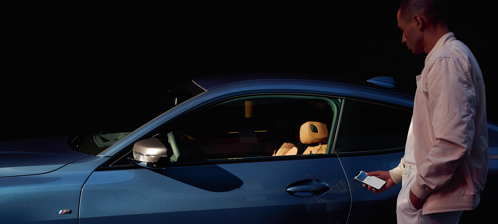 Ψηφιακό κλειδί BMW BMW Ψηφιακό Κλειδί, εφαρμογή My BMW, άντρας ανοίγει την BMW Σειρά 4 Coupé με το smartphone