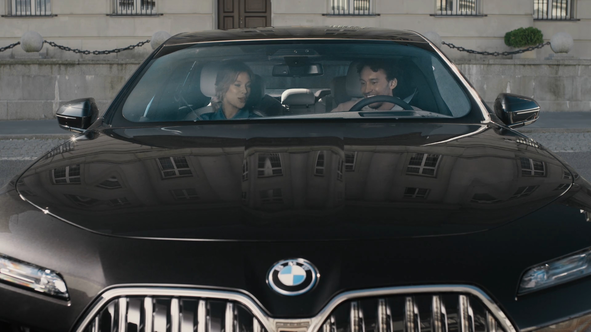 BMW iDrive, Challenge Sightseeing BMW iDrive, Challenge Sightseeing, G70, Mπροστινή όψη με δύο άτομα να κοιτάζουν στην BMW Κυρτή Οθόνη