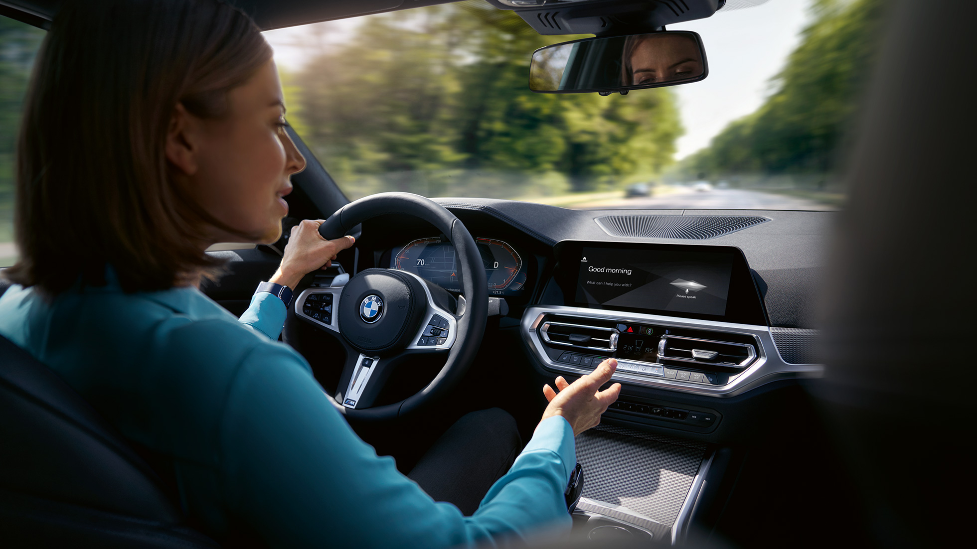 Γυναίκα χρησιμοποιεί το Intelligent Personal Assistant στην BMW της Γυναίκα χρησιμοποιεί το Intelligent Personal Assistant του BMW ConnectedDrive στην BMW της