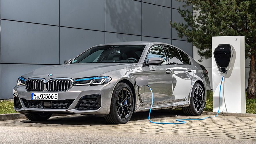 BMW Σειρά 5 Sedan φορτίζει σε Wallbox Απομακρυσμένη Αναβάθμιση Λογισμικού, BMW Σειρά 5 Sedan φορτίζει σε Wallbox