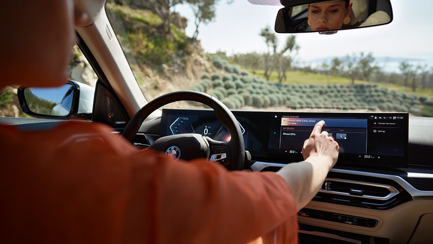 BMWiX (i20), οδηγός χειρίζεται την BMW Κυρτή Οθόνη με την αφή Απομακρυσμένη Αναβάθμιση Λογισμικού, BMW iX (i20), οδηγός χειρίζεται την BMW Κυρτή Οθόνη με την αφή