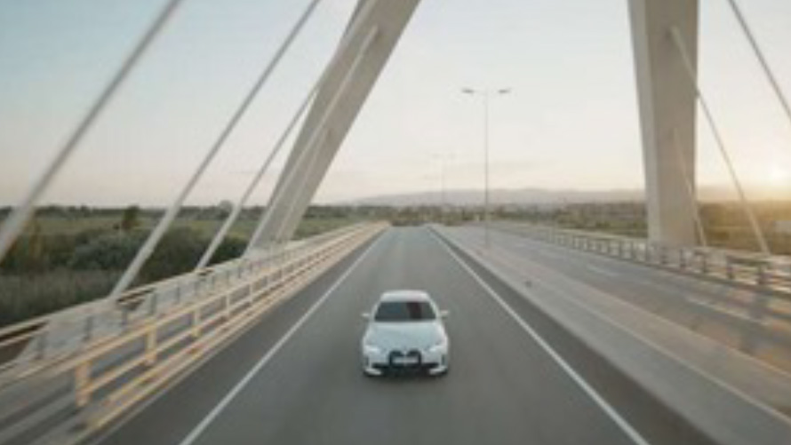 BMW IconicSounds Electric, BMW σε γέφυρα BMW IconicSounds Electric, BMW κινείται σε γέφυρα