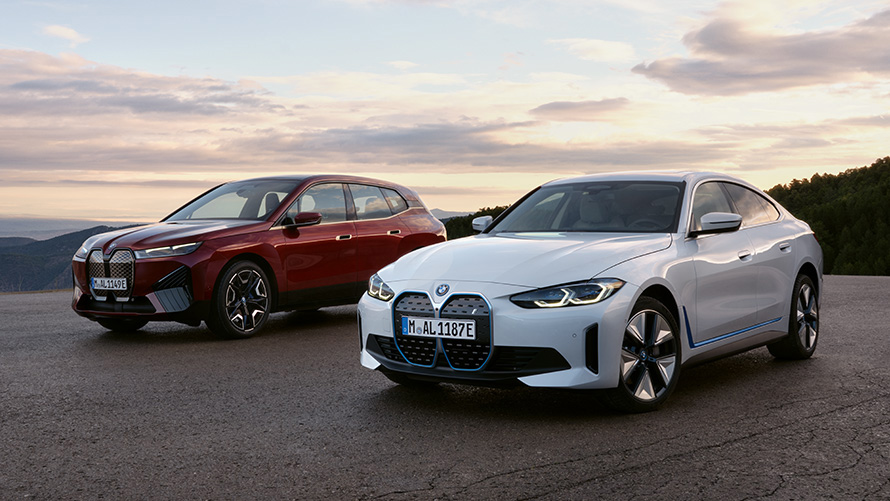 Μπροστινή λήψη τριών τετάρτων, BMW iX (i20) και BMW i4 (G26 BEV) Απομακρυσμένη Αναβάθμιση Λογισμικού, μπροστινή λήψη τριών τετάρτων, BMW iX (i20) και BMW i4 (G26 BEV)