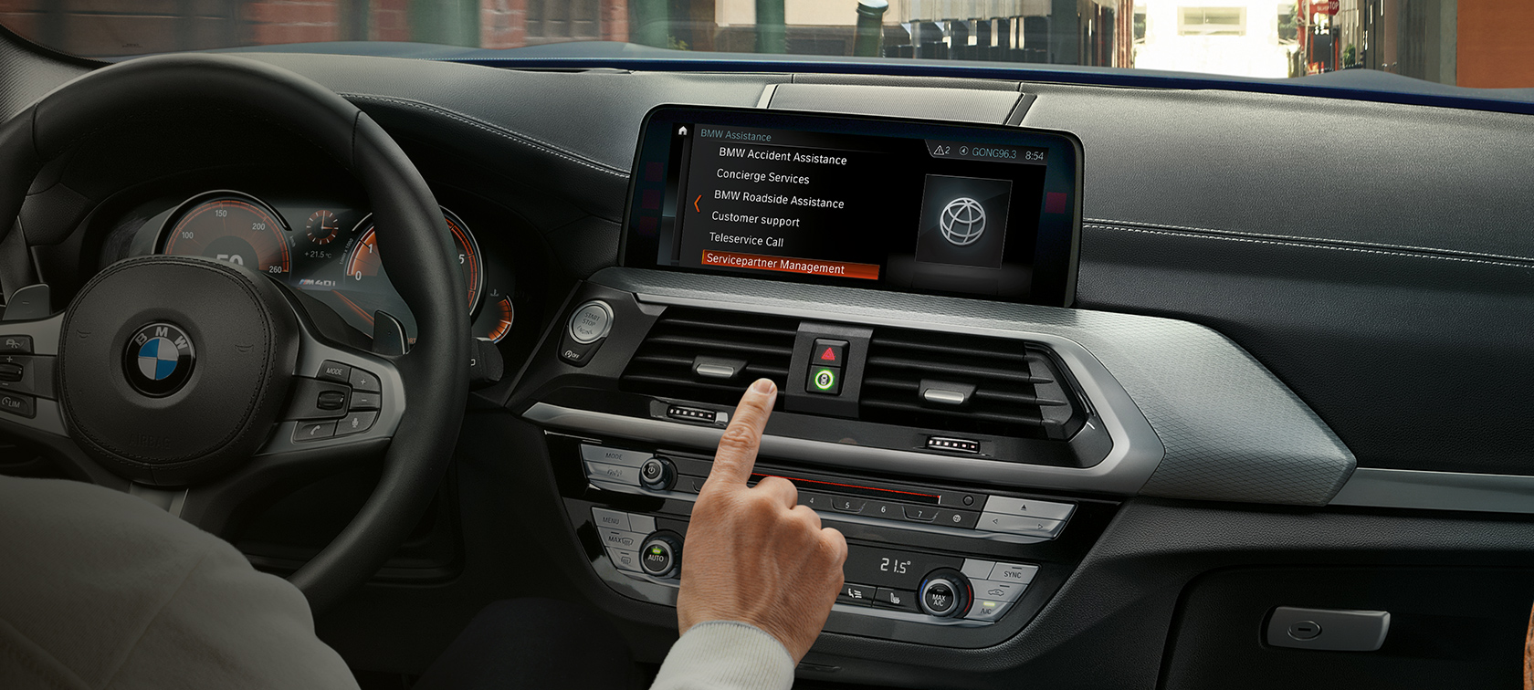Εικόνα εσωτερικού μίας BMW με οθόνη ελέγχου Εικόνα εσωτερικού μίας BMW με κλήση στην οθόνη ελέγχου
