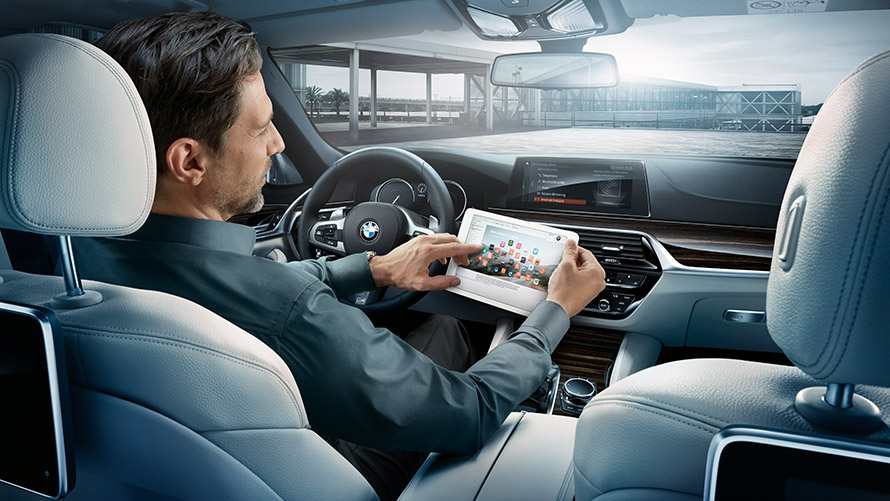 Wi-Fi Hotspot Άνδρας χρησιμοποιεί το Wi-Fi Hotspot στην BMW