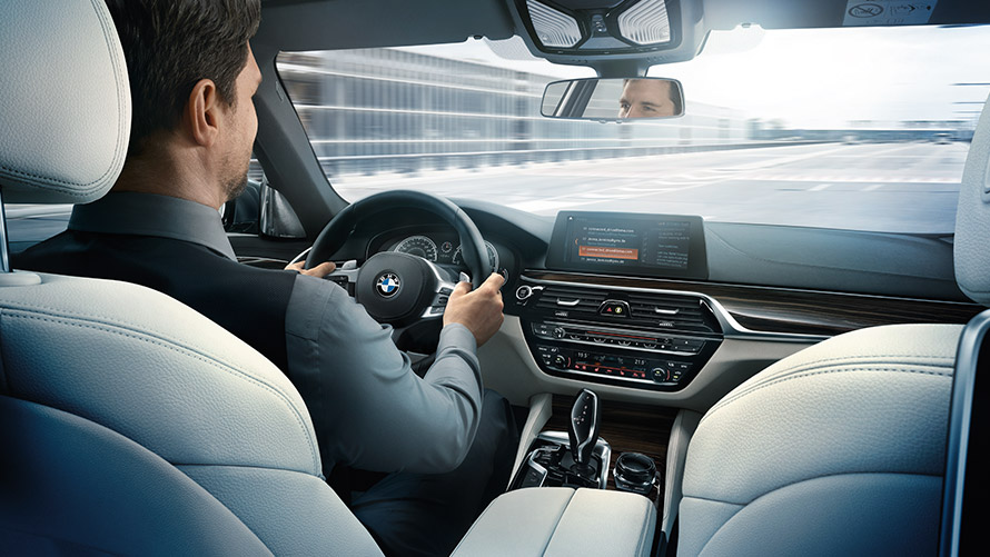 Microsoft Office 365 Άνδρας χρησιμοποιεί το Microsoft Office 365 στην οθόνη BMW