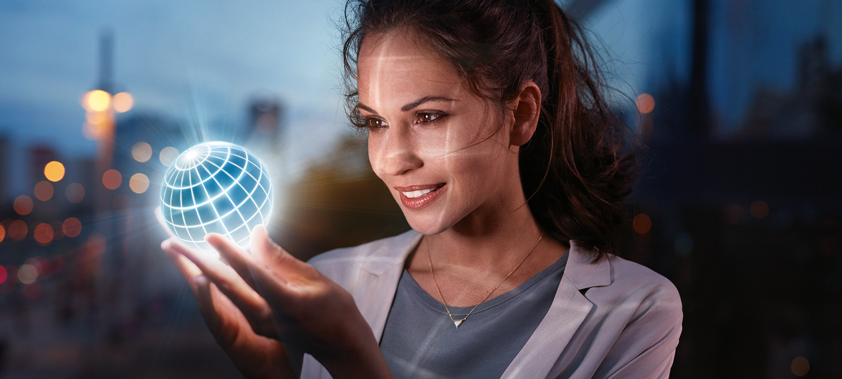 Χαρακτηριστικά BMW ConnectedDrive Γυναίκα κρατά μια υδρόγειο σφαίρα BMW ConnectedDrive στο χέρι της