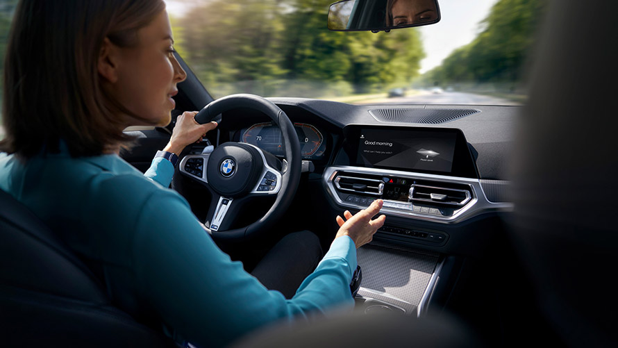 BMW Intelligent Personal Assistant, BMW Car Expert Γυναίκα οδηγεί μια BMW χρησιμοποιώντας το Car Expert