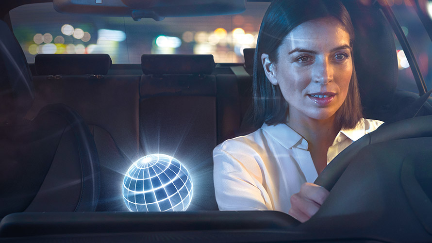 BMW Intelligent Personal Assistant, Natural Interaction Γυναίκα οδηγεί μια BMW σε νυχτερινό σκηνικό