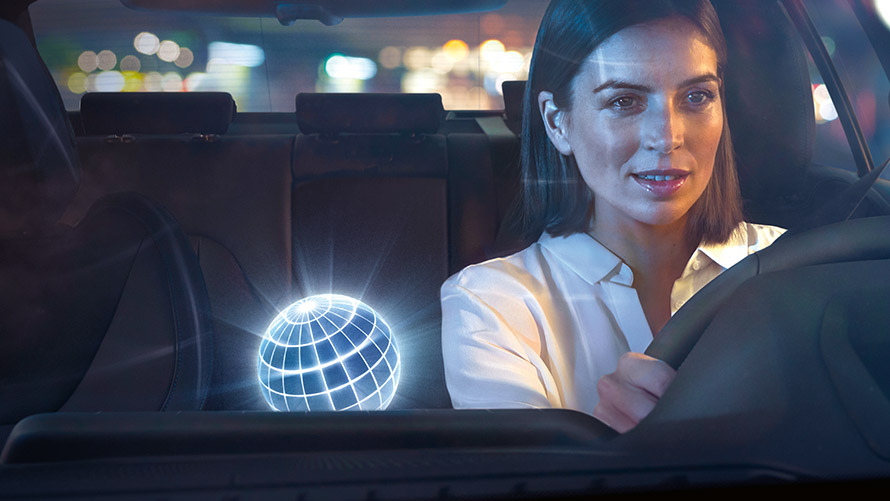 BMW Intelligent Personal Assistant Γυναίκα οδηγεί μια BMW σε νυχτερινό σκηνικό
