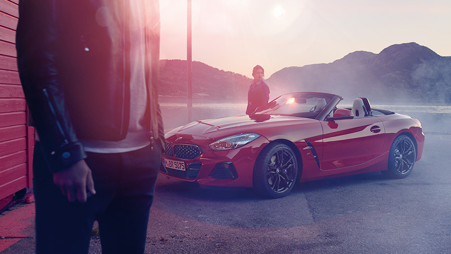 BMW, πλαϊνή λήψη τριών τετάρτων με γυναίκα μπροστά σε ορεινό τοπίο BMW Financial Services, BMW Ασφάλιση Αυτοκινήτου, πλαϊνή λήψη τριών τετάρτων με γυναίκα μπροστά σε ορεινό τοπίο