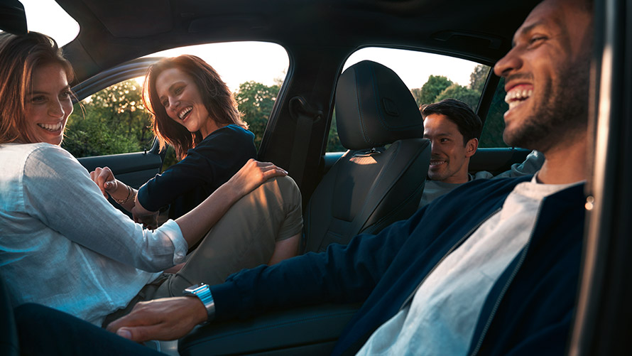 Γελαστοί άντρες και γυναίκες σε μία BMW BMW Financial Services, BMW Προστασία Δανείου, γελαστοί άντρες και γυναίκες σε μία BMW