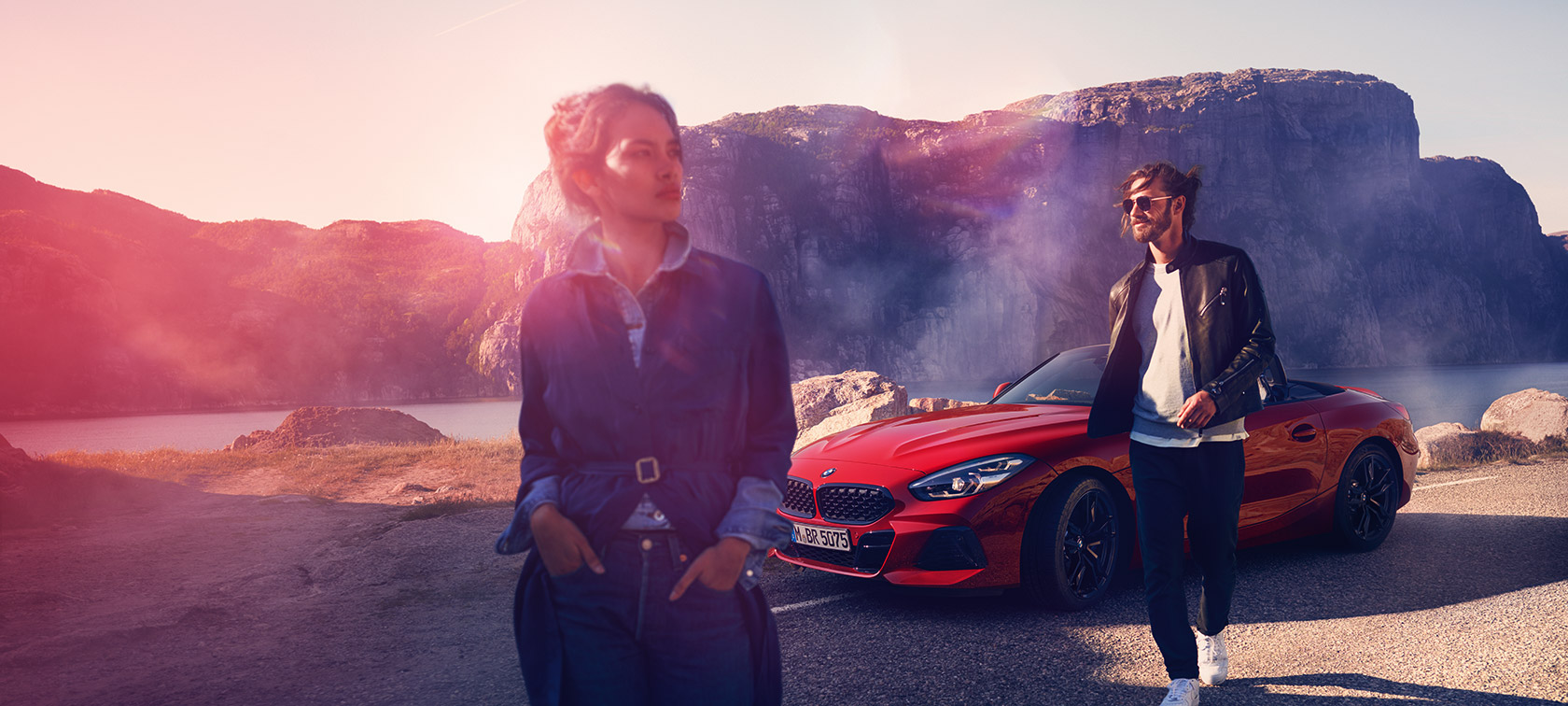 BMW, πλαϊνή λήψη τριών τετάρτων με άντρα και γυναίκα μπροστά σε ορεινό τοπίο BMW Financial Services, πλαϊνή λήψη τριών τετάρτων με άντρα και γυναίκα μπροστά σε ορεινό τοπίο