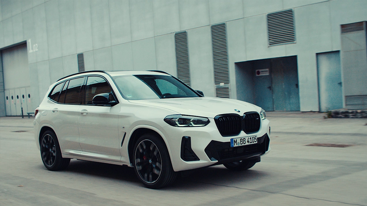 BMW κινούμενη μπροστά από βιομηχανικό σκηνικό, BMW Επιστροφή Αυτοκινήτου BMW Επιστροφή Αυτοκινήτου, λευκή BMW, μπροστινή λήψη τριών τετάρτων μπροστά από βιομηχανικό σκηνικό, κινούμενη