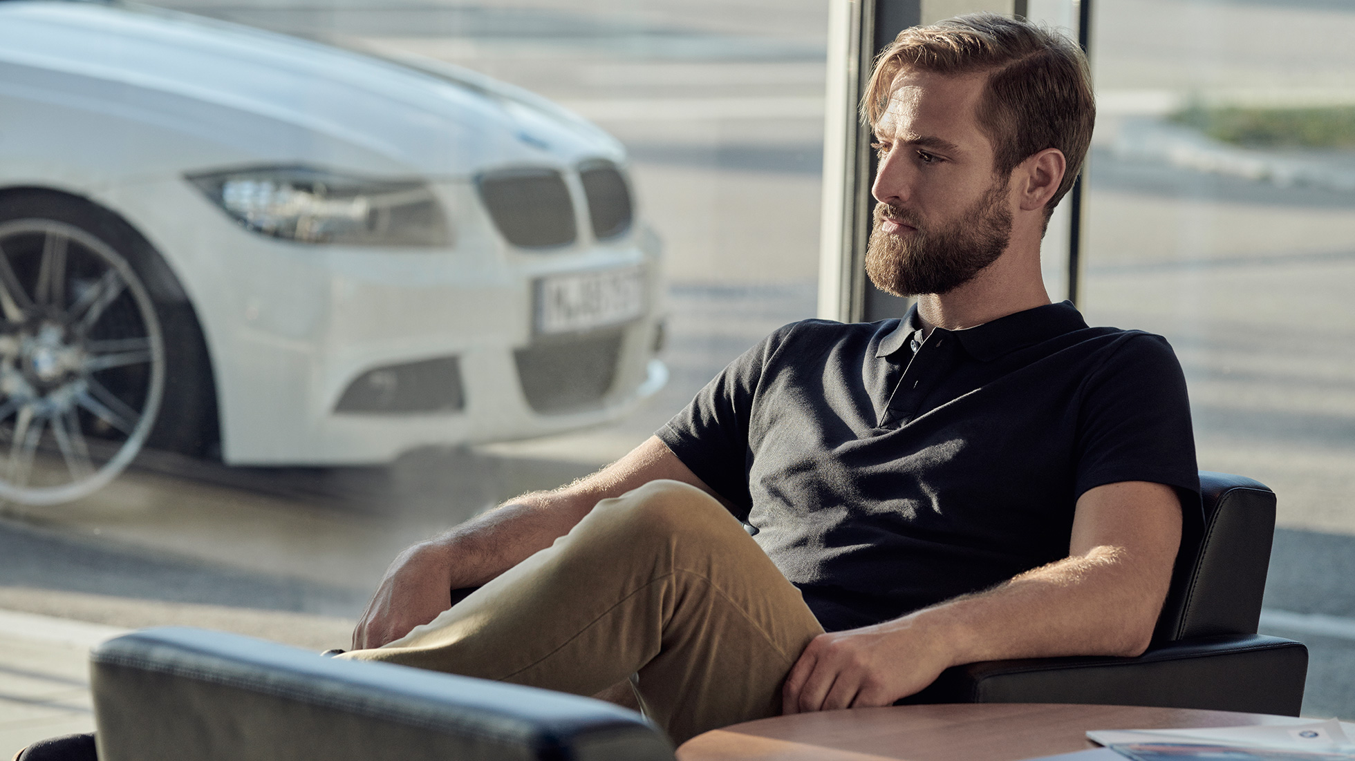 BMW Service, BMW Service Inclusive BMW Service, BMW Service Inclusive, άντρας κάθεται χαλαρά σε έναν Επίσημο Έμπορο BMW