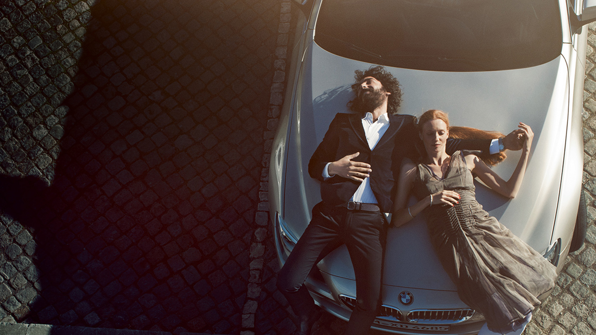 BMW Service, Γνήσιο Λάδι Κινητήρα BMW BMW Service, Γνήσιο Λάδι Κινητήρα BMW, άντρας και γυναίκα ξαπλώνουν χαλαρά στο καπό μίας BMW