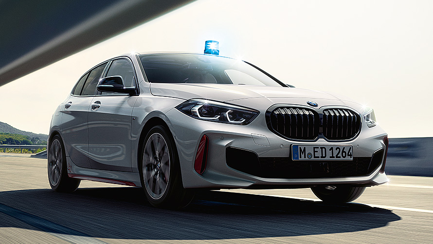 BMW Σειρά 1, F40, μπλε φάρος, συμβατικό αυτοκίνητο κρατικών αρχών BMW Σειρά 1, F40, μπλε φάρος, συμβατικό αυτοκίνητο κρατικών αρχών, μπροστινή λήψη 1/3, κινούμενη σε δρόμο