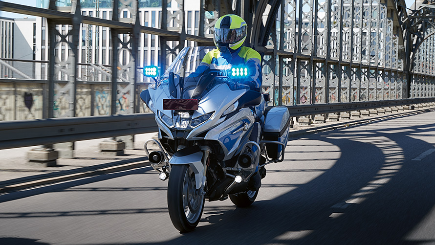 BMW R1250RT, αστυνομική μοτοσικλέτα BMW R1250RT, αστυνομική μοτοσικλέτα, μπροστινή λήψη, κινούμενη σε γέφυρα