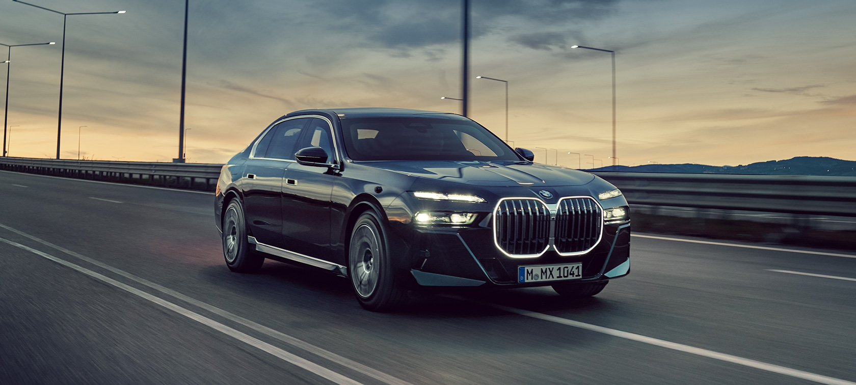 BMW Σειρά 7 Protection, G73, μπροστινή λήψη 1/2 BMW Σειρά 7 Protection, G73, μπροστινή λήψη 1/2, σε αυτοκινητόδρομο