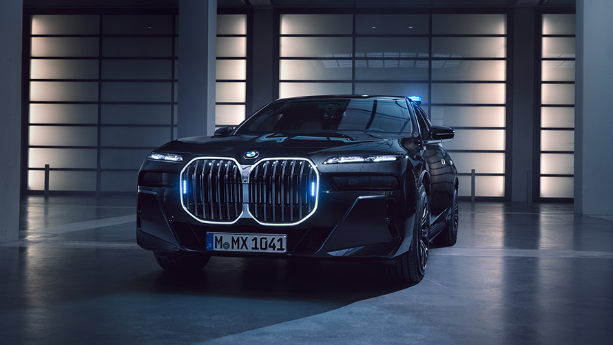 BMW Σειρά 7 Protection, G73, με φώτα φλας, μπροστινή λήψη BMW Σειρά 7 Protection, G73, με φώτα φλας, μπροστινή λήψη, σταθμευμένη