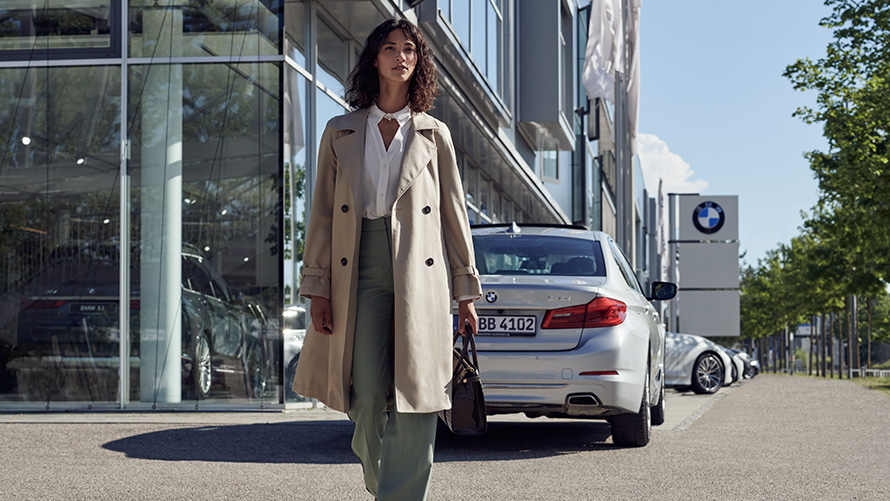 BMW Service Inclusive Γυναίκα μπροστά από Επίσημο Έμπορο BMW