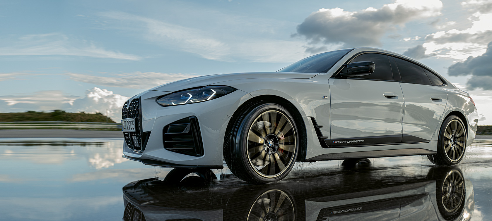 BMW Σειρά 4 Gran Coupé (G26) με M Performance εξαρτήματα, κινούμενη σε βρεγμένο δρόμο BMW Σειρά 4 Gran Coupé (G26) με M Performance εξαρτήματα, κινούμενη σε βρεγμένο δρόμο