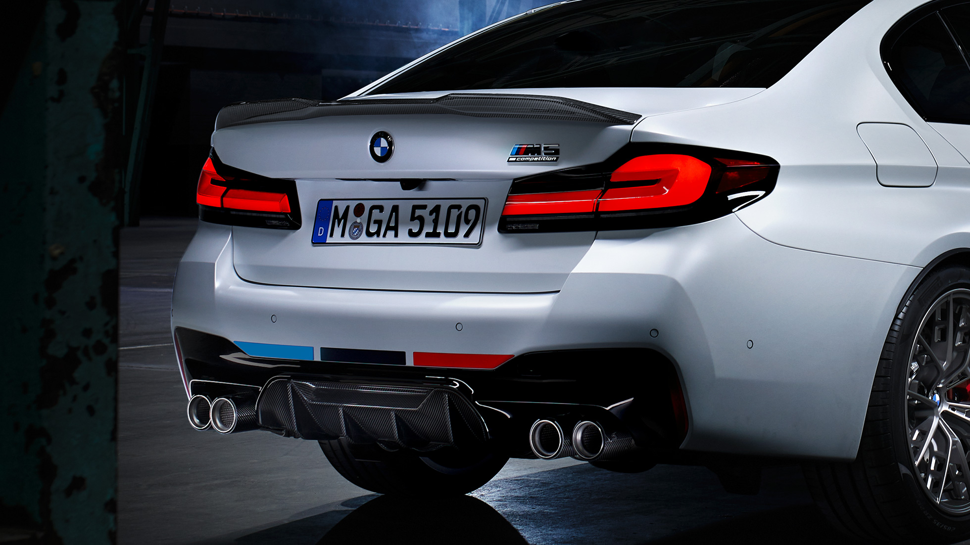 BMW M5, πίσω λήψη τριών τετάρτων Εξαρτήματα BMW M Performance, BMW M5, πίσω λήψη τριών τετάρτων
