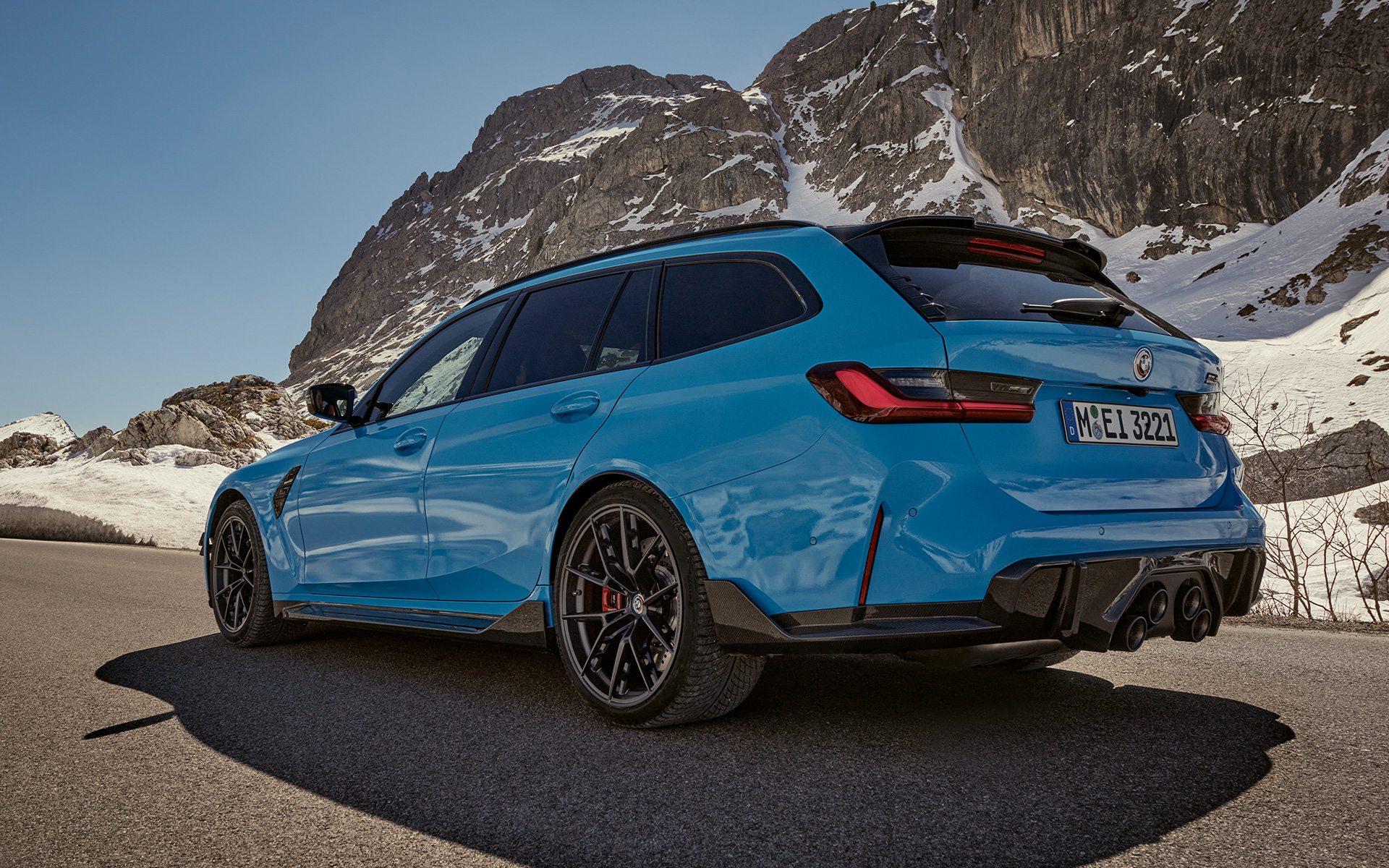 BMW Μ3 Touring, G81, BMW M Performance Εξαρτήματα, πλαϊνή λήψη τριών τετάρτων, σε κίνηση BMW Μ3 Touring, G81, BMW M Performance Εξαρτήματα, πλαϊνή λήψη τριών τετάρτων, σε κίνηση, μπροστά σε ορεινό σκηνικό