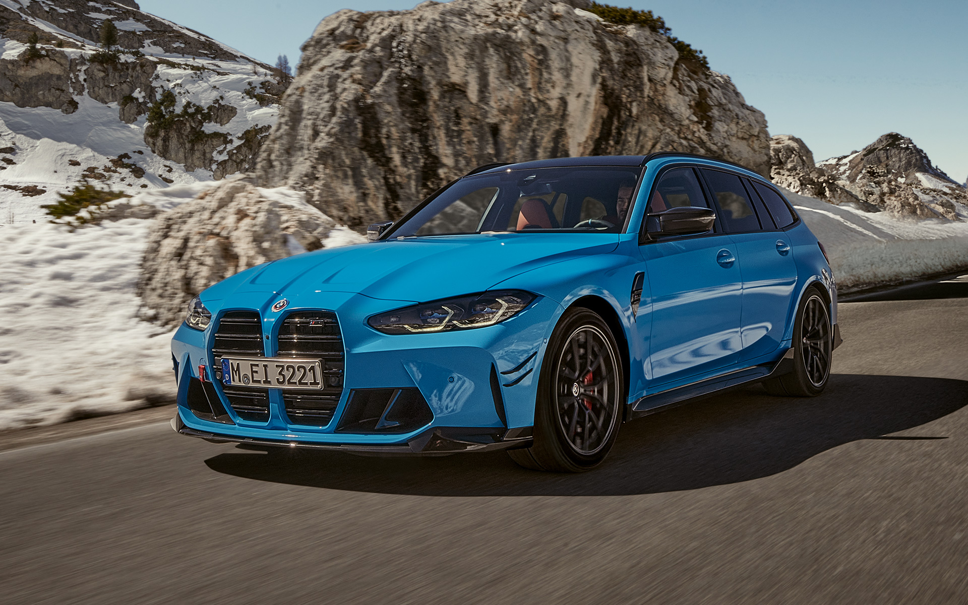 BMW Μ3 Touring, G81, BMW M Performance Εξαρτήματα, μπροστινή λήψη τριών τετάρτων, σε κίνηση BMW Μ3 Touring, G81, BMW M Performance Εξαρτήματα, μπροστινή λήψη τριών τετάρτων, σε κίνηση, μπροστά σε ορεινό σκηνικό