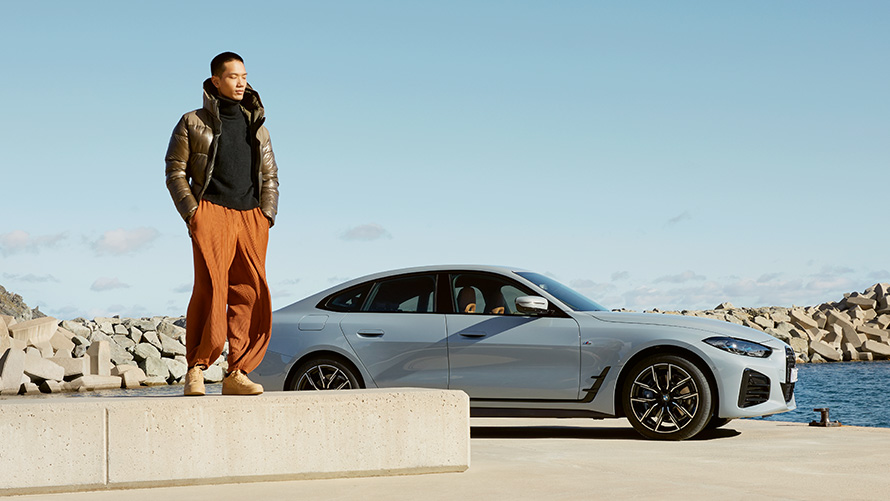 BMW μπροστά από καλοκαιρινό σκηνικό με μοντέλο BMW Service Inclusive, BMW μπροστά από καλοκαιρινό σκηνικό με μοντέλο