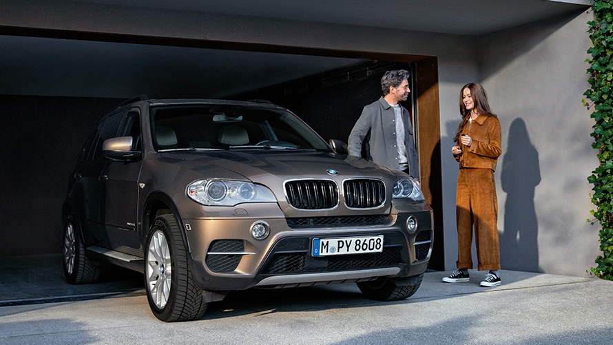 BMW μπροστά από γκαράζ με μοντέλα BMW Value Service, BMW μπροστά από γκαράζ με μοντέλα