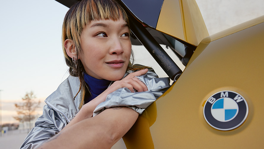BMW Service Inclusive, διάρκεια και συμβατικές περίοδοι ισχύος για μεταχειρισμένα αυτοκίνητα BMW Service Inclusive, γυναίκα κοιτάζει από τον χώρο αποσκευών της BMW X2